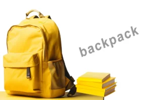 یک کوله‌فانتزی جذاب زرد رنگ به همراه چند کتاب